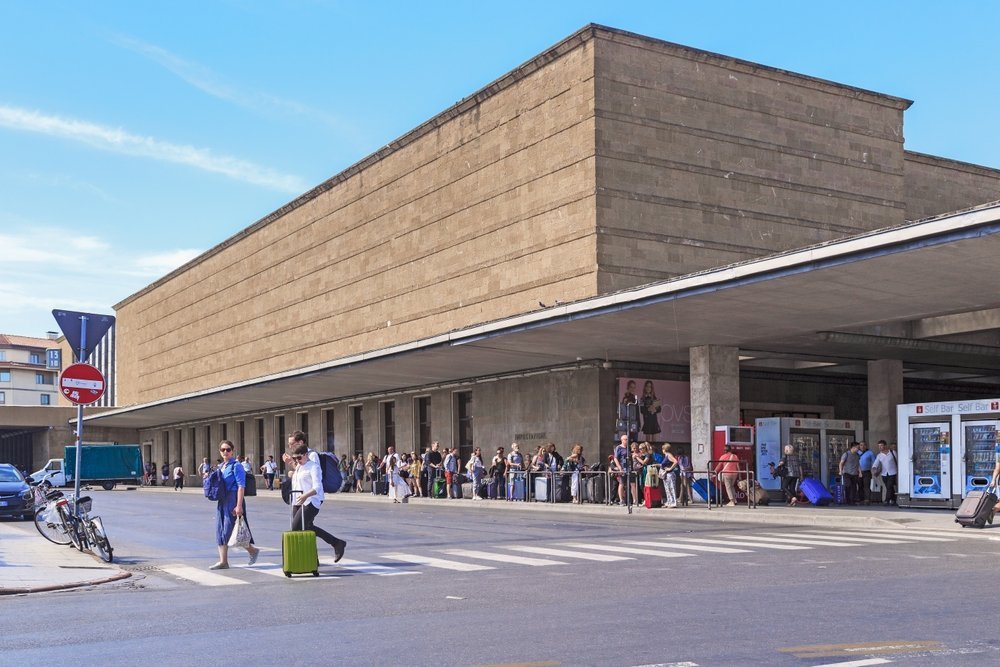 Del aeropuerto de Pisa al centro y a Florencia - guía de transporte 8 Firenze Santa Maria Novella, donde para el autobús nocturno desde el aeropuerto de Pisa