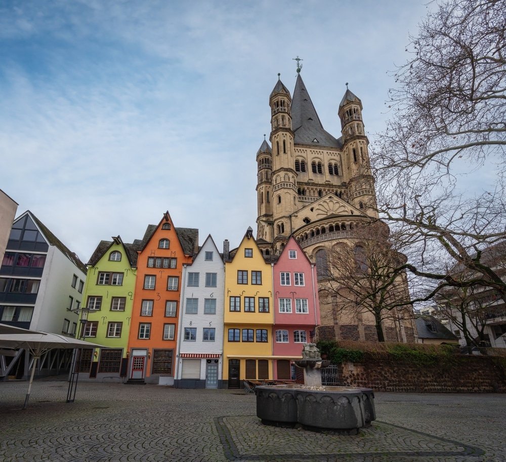 Fischmarkt con sus casas de colores y la iglesia de Groß St. Martin en el Old Town de Colonia