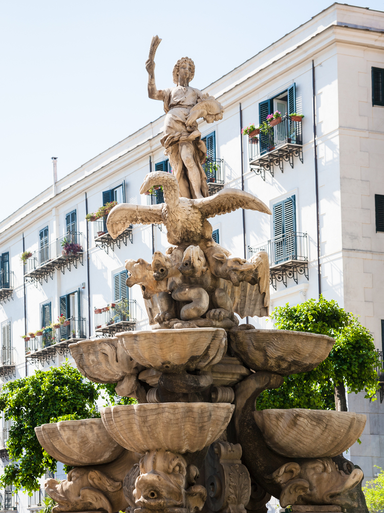 ¿Dónde alojarse en Palermo? Las 6 mejores zonas y buenos hoteles 10 La Fontana del Garraffo en la Piazza Marina, en la Kalsa de Palermo