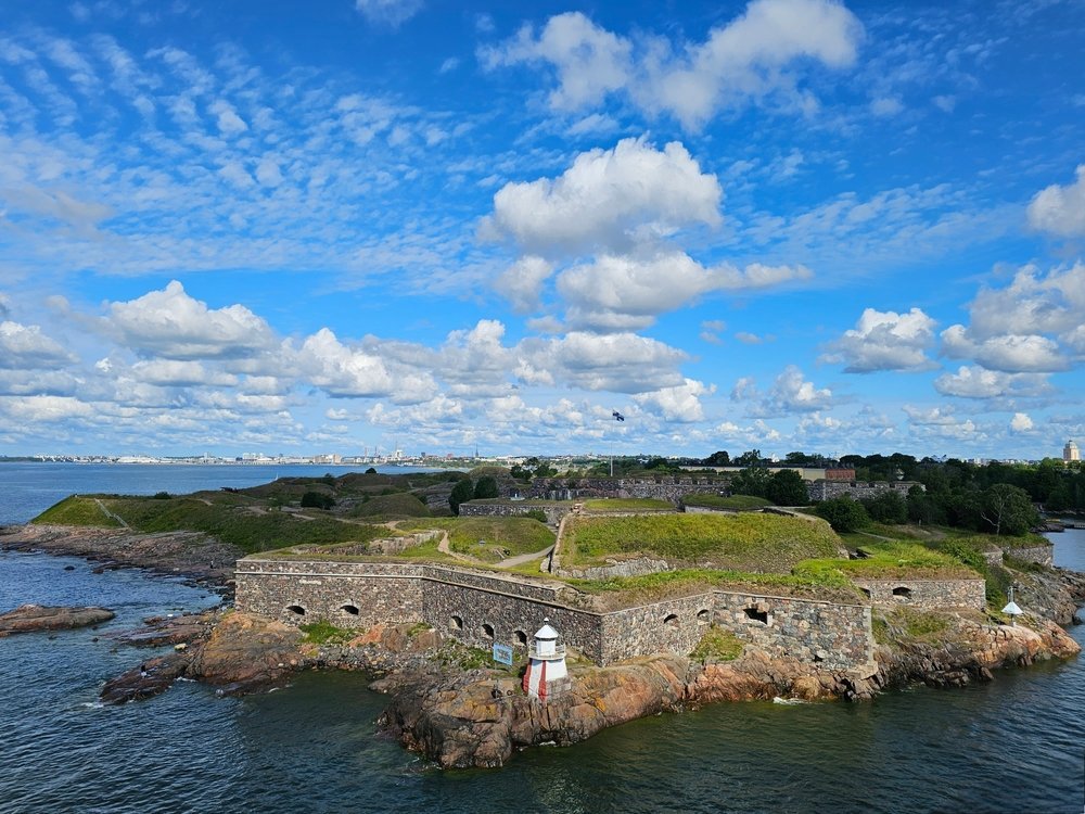 Qué ver en Helsinki - 18 mejores experiencias, de Suomenlinna a la sauna junto al mar 21 La fortaleza marítima de Suomenlinna frente a Helsinki