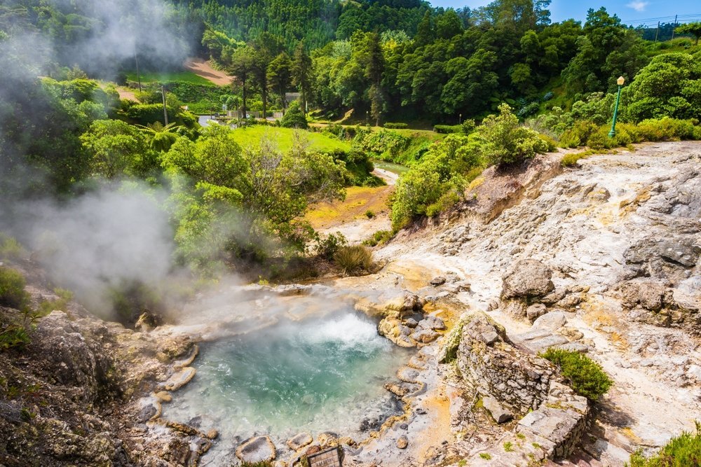 Fuentes termales hirviendo en el centro de Furnas