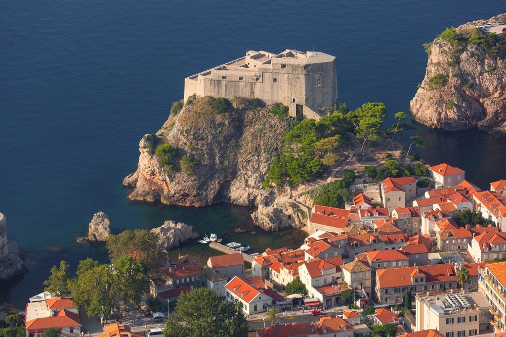 Qué ver en Dubrovnik: 18 cosas que hacer, de la muralla y Lokrum al atardecer desde el Srđ 27 Fuerte Lovrijenac sobre la roca fuera de la muralla de Dubrovnik
