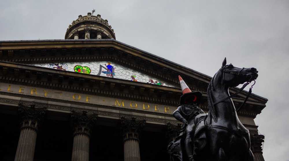 Qué ver en Glasgow - 18 cosas que hacer, y la mayoría no cuestan nada 23 La Gallery of Modern Art y la estatua ecuestre de Wellington en Royal Exchange Square, en Glasgow