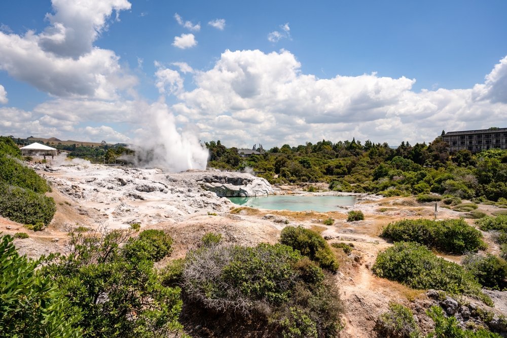 El géiser Pohutu en erupción en Te Puia, junto a Whakarewarewa, en Rotorua