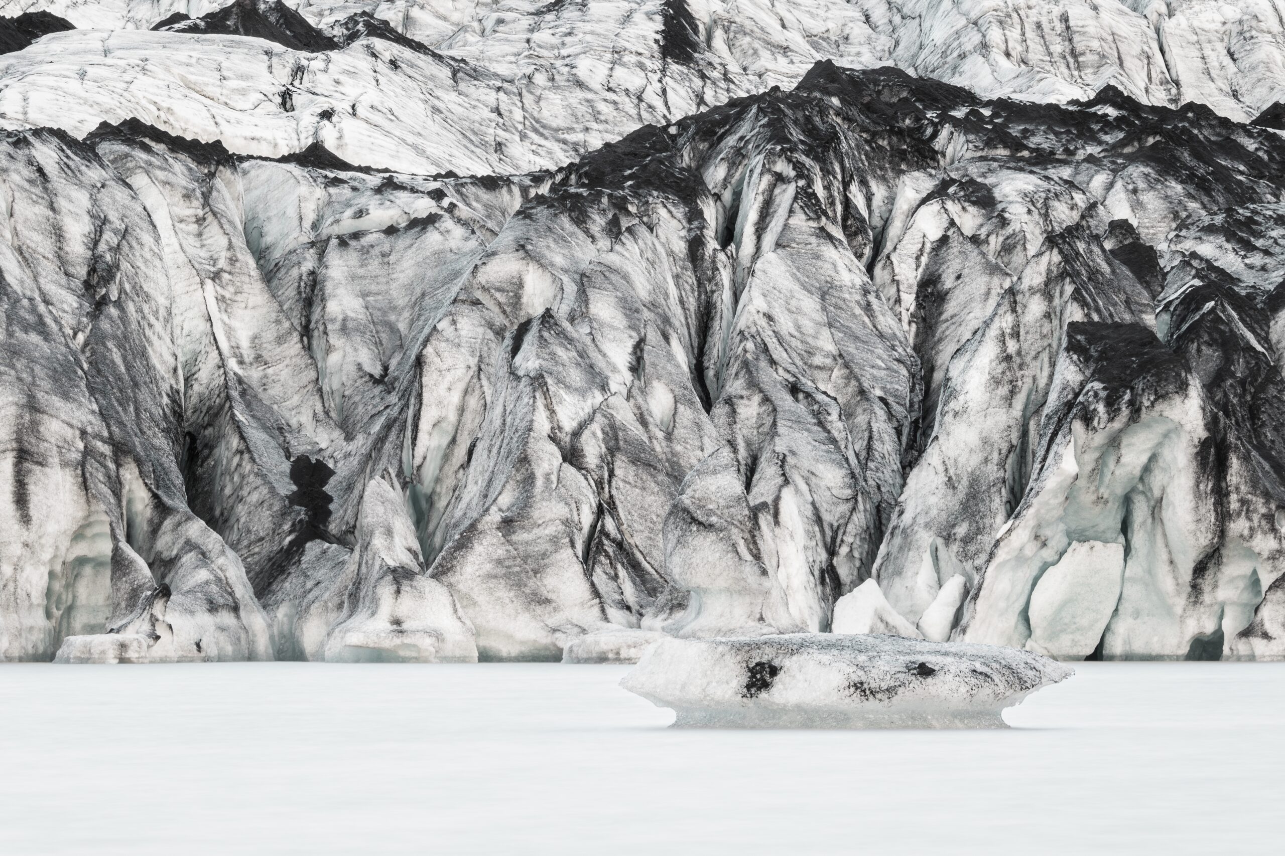 Qué ver en Islandia: las 18 mejores cosas que hacer 29 El glaciar Sólheimajökull con hielo y ceniza volcánica negra