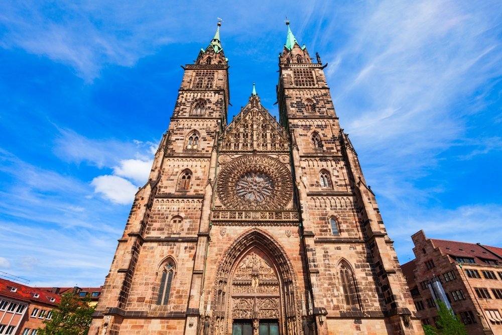 ¿Dónde alojarse en Núremberg? Las 6 mejores zonas y buenos hoteles 9 La gótica Lorenzkirche con sus dos torres en Lorenz, en el Old Town de Núremberg