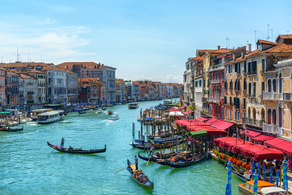 El Gran Canal de Venecia con góndolas y vaporettos visto desde el Puente de Rialto