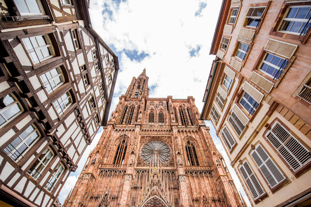 ¿Dónde alojarse en Estrasburgo? Las 6 mejores zonas y buenos hoteles 9 Calle con casas antiguas y la catedral de Notre-Dame en Grande Île, Estrasburgo
