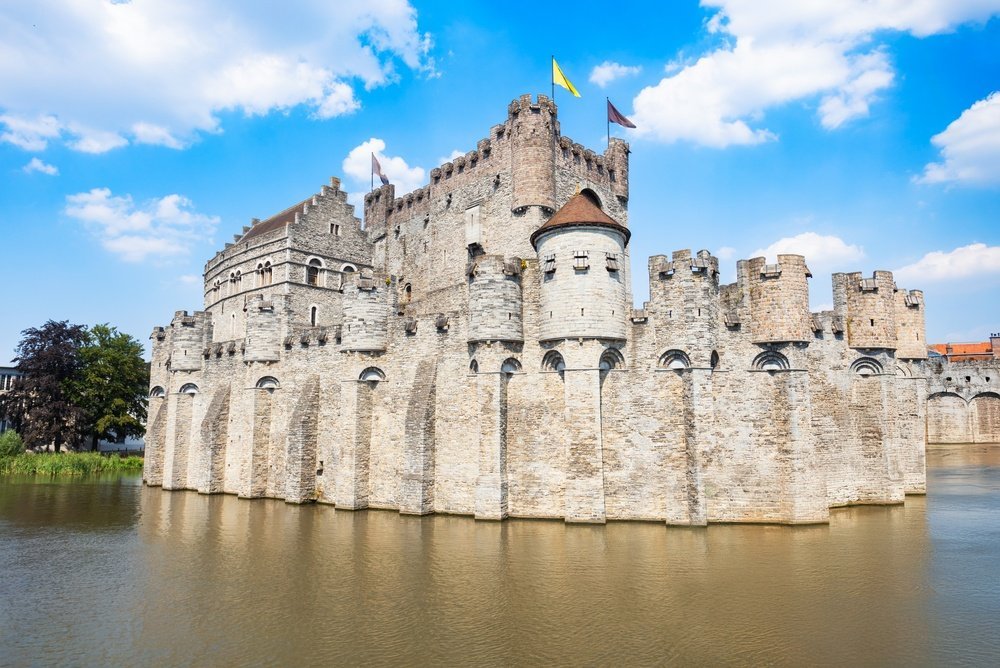 El Gravensteen con sus fortificaciones medievales