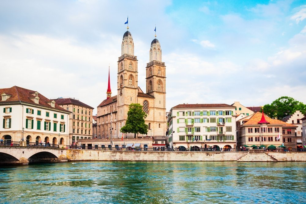 Qué ver en Zúrich: 18 cosas que hacer, del casco antiguo y los vitrales de Chagall al Uetliberg 21 El Grossmünster con sus dos torres junto al río Limmat en Zúrich