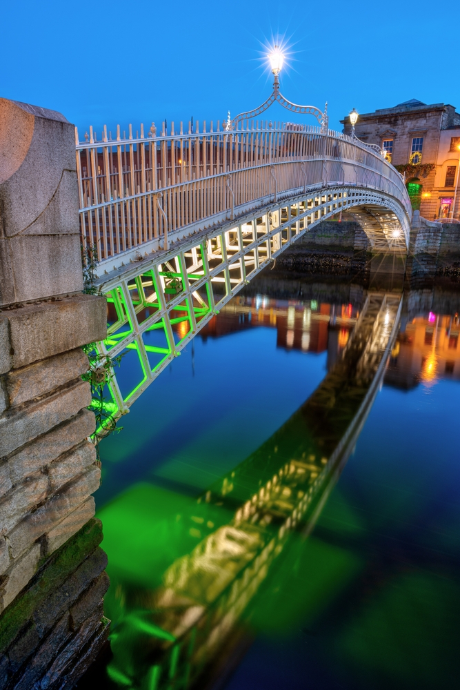 ¿Dónde alojarse en Irlanda? Los 6 mejores pueblos y ciudades y buenos hoteles 9 Ha'penny Bridge sobre el río Liffey en Dublín al anochecer