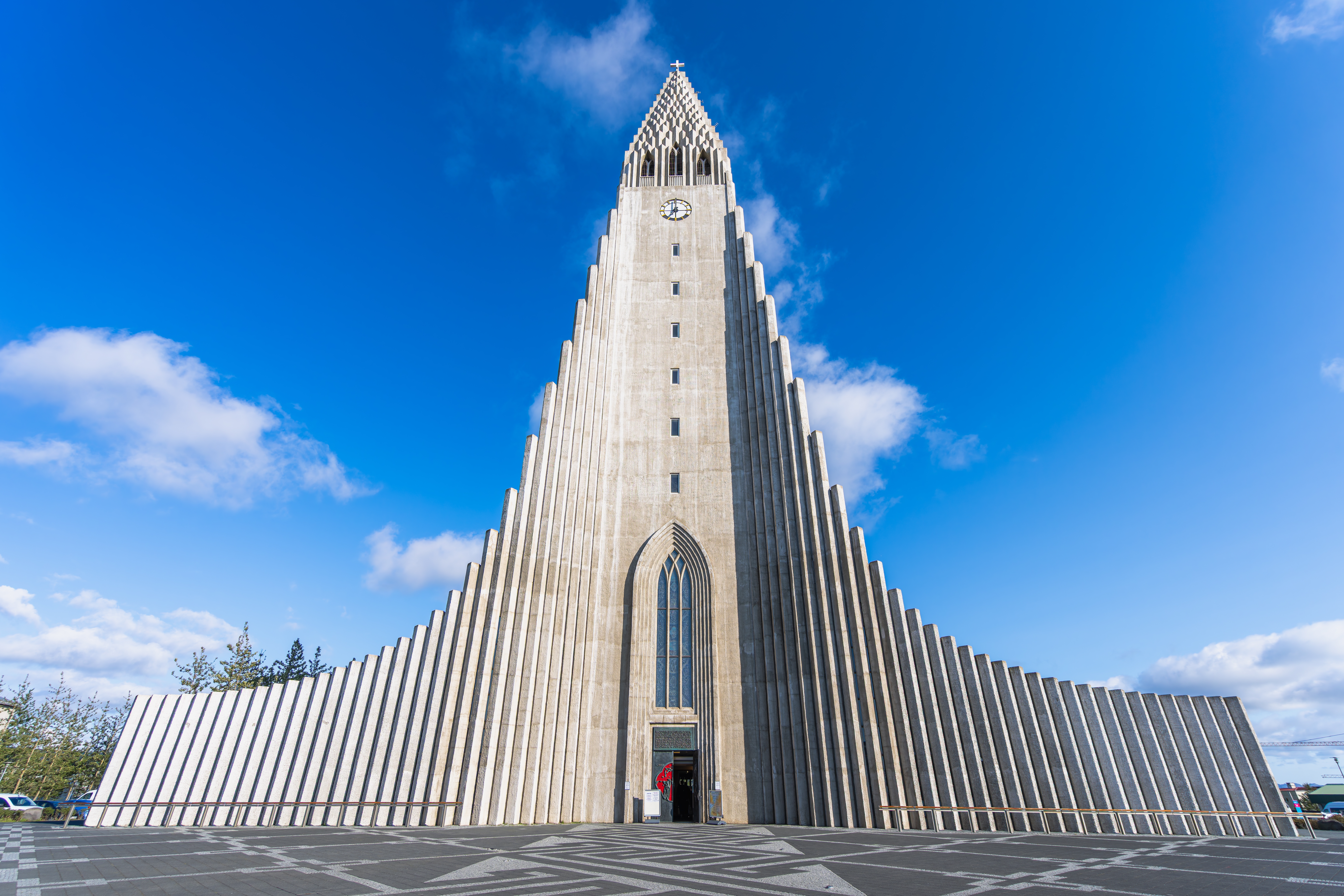 Qué ver en Islandia: las 18 mejores cosas que hacer 19 Hallgrímskirkja en Reikiavik bajo un cielo azul