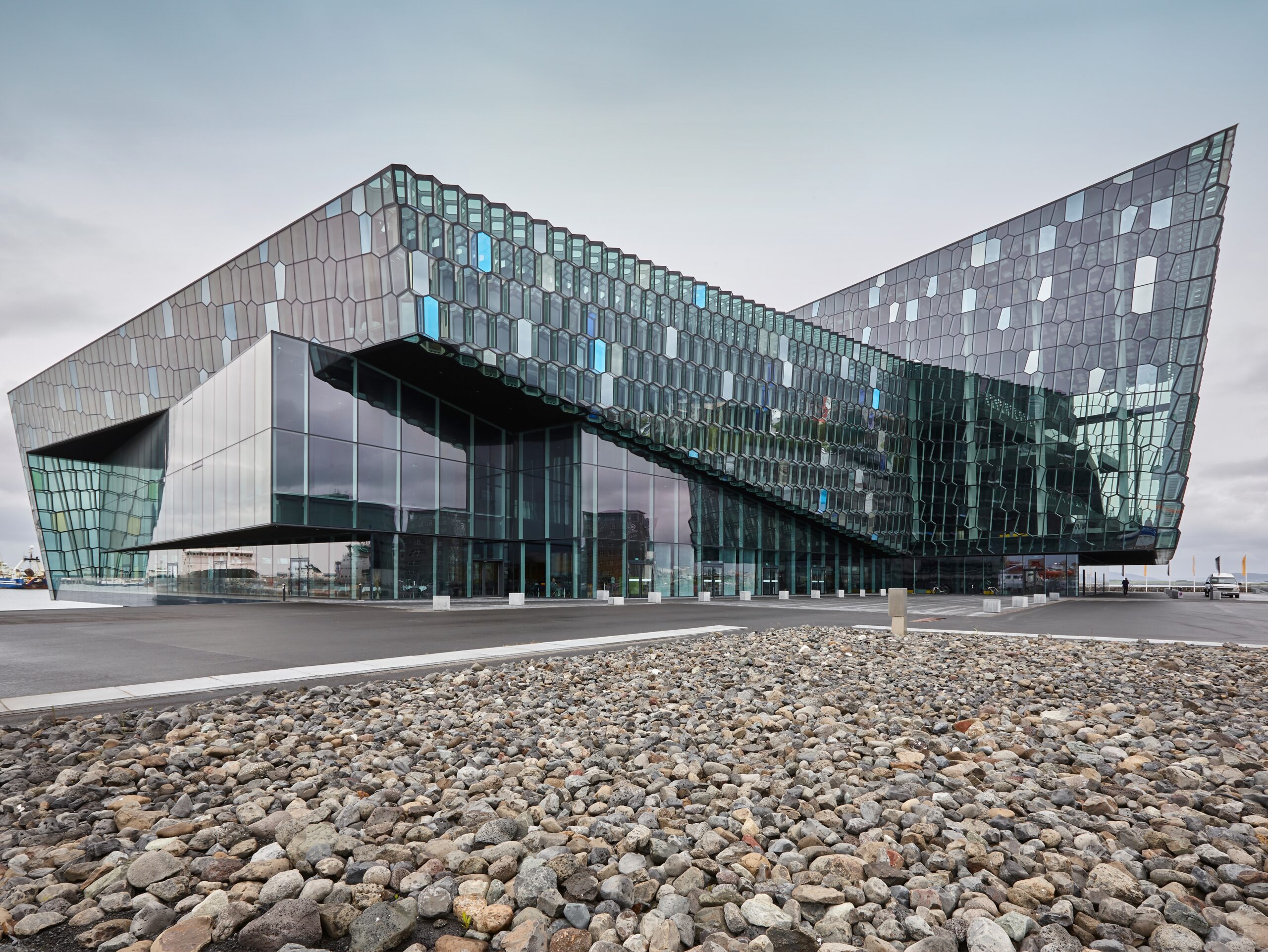 Qué ver en Islandia: las 18 mejores cosas que hacer 20 Fachada de cristal de Harpa en Reikiavik