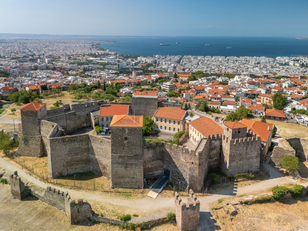 ¿Dónde alojarse en Tesalónica? Las 6 mejores zonas y buenos hoteles 9 Vista aérea de la fortaleza de Heptapyrgio (Yedi Kule) y sus torres en Ano Poli, Tesalónica