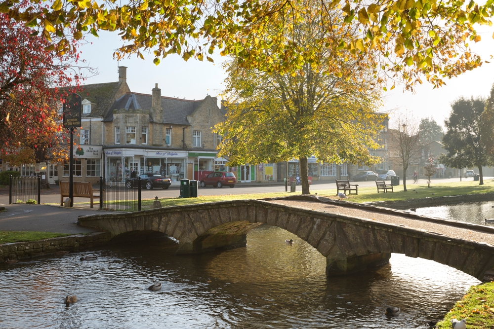 La High Street y el puente sobre el río Windrush en Bourton-on-the-Water