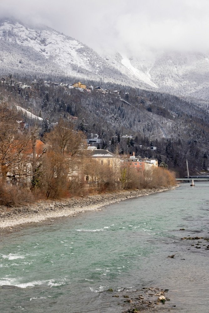 El Hungerburgbahn cruza el río Inn camino de Hungerburg en Innsbruck