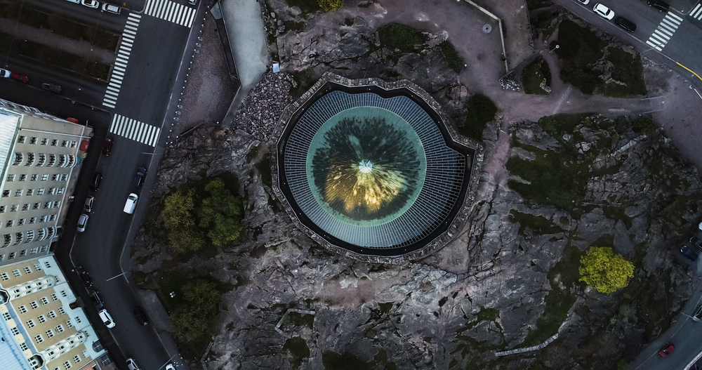 ¿Dónde alojarse en Helsinki? Las 6 mejores zonas y buenos hoteles 14 La iglesia de Temppeliaukio, en Töölö, vista desde el aire al amanecer