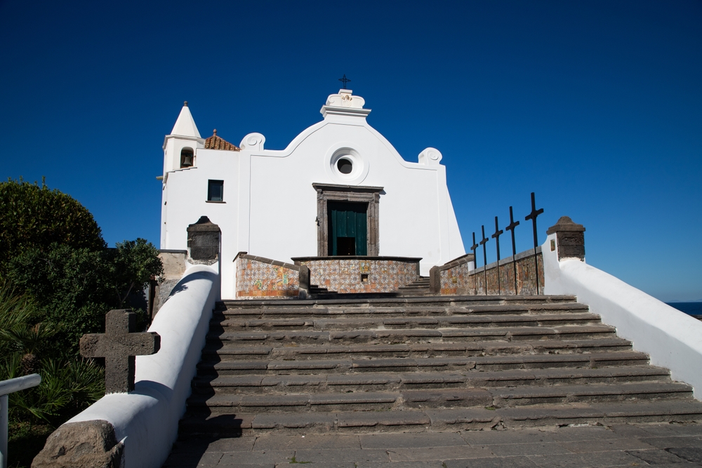 La iglesia blanca Chiesa del Soccorso en Forio, en Ischia