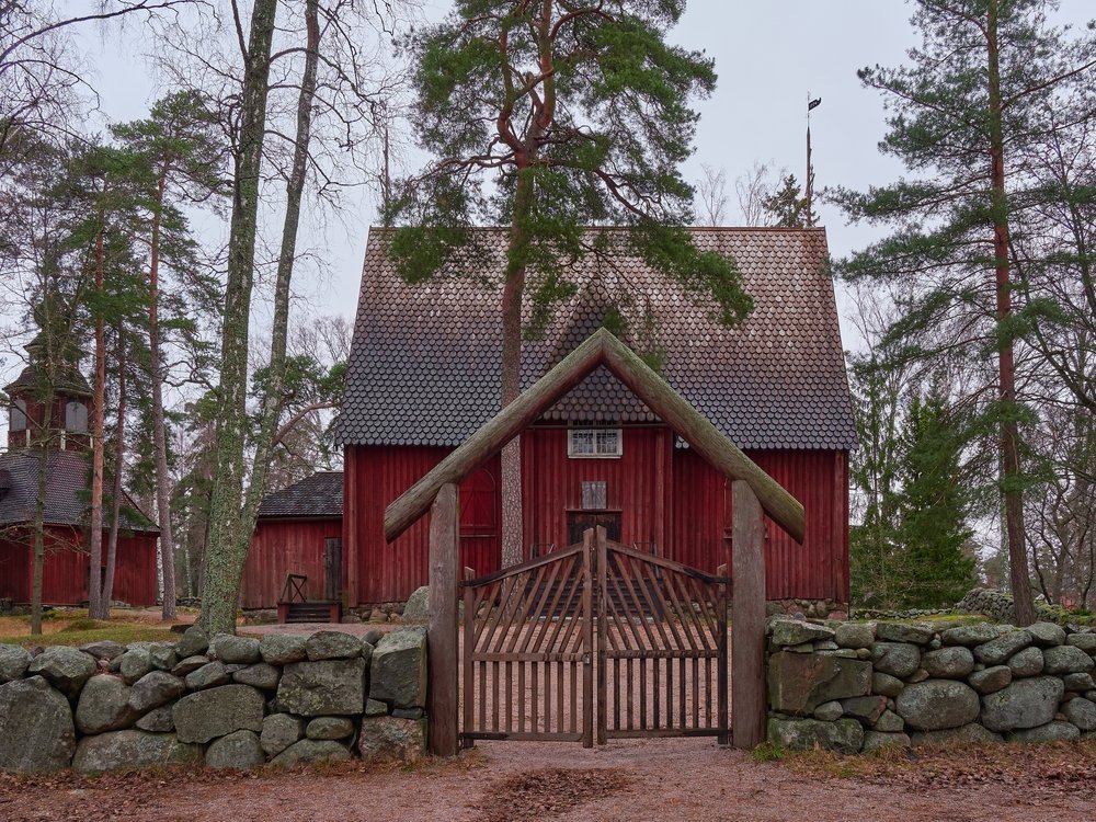 Qué ver en Helsinki - 18 mejores experiencias, de Suomenlinna a la sauna junto al mar 32 La iglesia de madera de Karuna en el museo al aire libre de Seurasaari en Helsinki