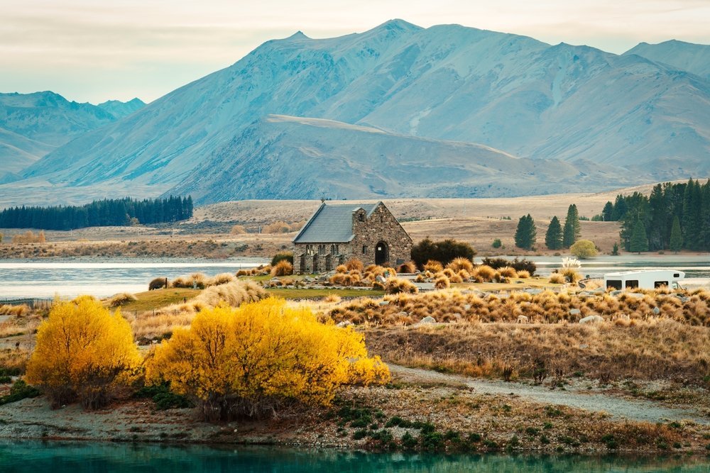 La iglesia de piedra Church of the Good Shepherd en Lake Tekapo con las montañas al fondo