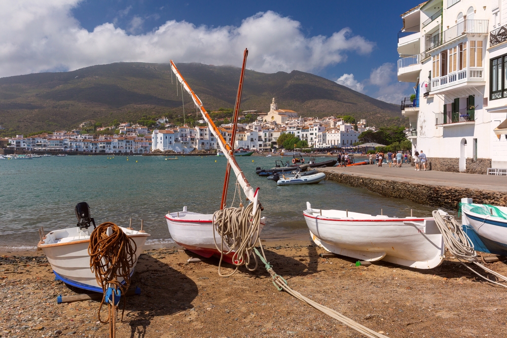¿Dónde alojarse en la Costa Brava? Los 6 mejores pueblos y buenos hoteles 14 La iglesia de Santa Maria y las barcas en el puerto de Cadaqués