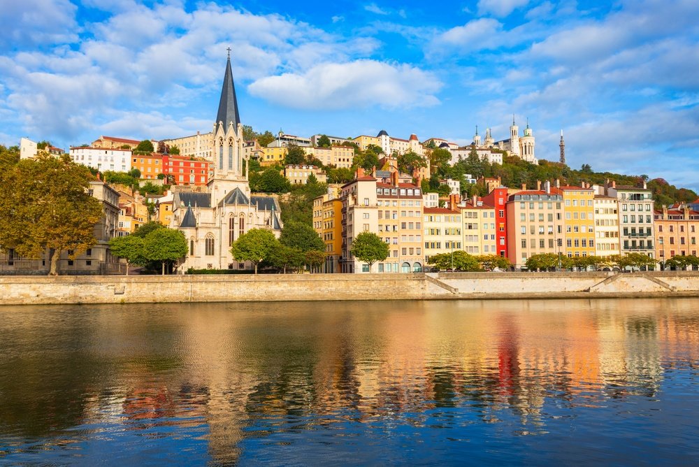 ¿Dónde alojarse en Francia? Las 12 mejores zonas y buenos hoteles 20 La iglesia de Saint-Georges y el muelle junto al Saona en Vieux Lyon