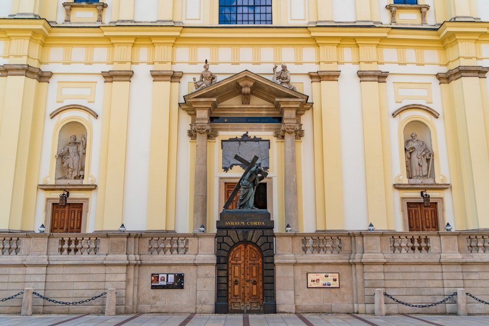 Qué ver en Varsovia: 17 cosas que hacer en la ciudad que resurgió de sus ruinas 24 Iglesia de la Santa Cruz en Krakowskie Przedmieście, donde el corazón de Chopin está empotrado en un pilar