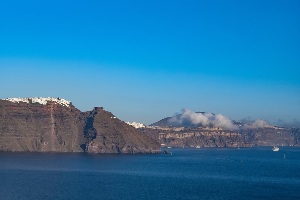 Qué ver en Santorini: 18 cosas que hacer, de la puesta de sol en Oia a las playas volcánicas 24 Imerovigli y Skaros Rock sobre los acantilados de la caldera