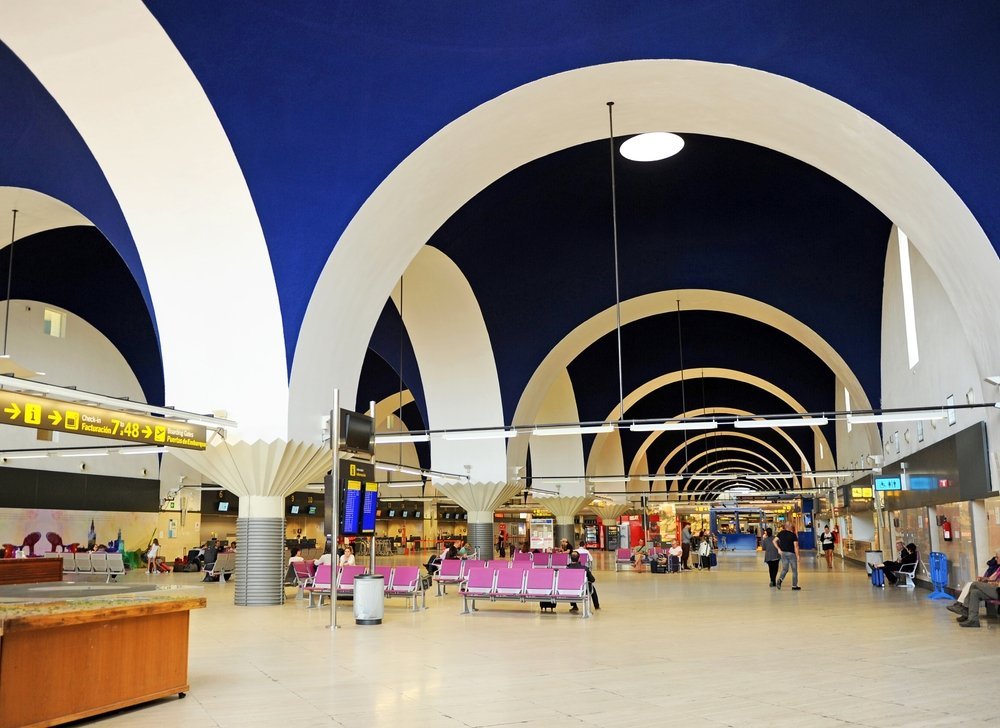 Interior de la terminal del aeropuerto de Sevilla