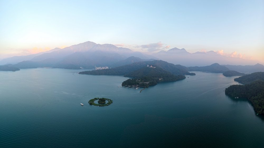 ¿Dónde alojarse en Taiwán? Las 7 mejores zonas y buenos hoteles 13 La isla Lalu en Sun Moon Lake con las montañas que rodean el lago