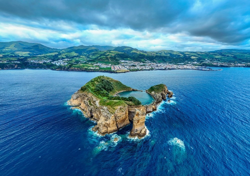 El islote de Vila Franca y el pueblo