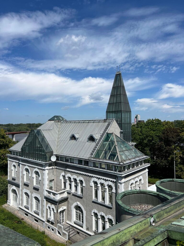 Qué ver en Varsovia: 17 cosas que hacer en la ciudad que resurgió de sus ruinas 31 Jardín de la azotea de la Biblioteca Universitaria junto a los bulevares del Vístula en Varsovia