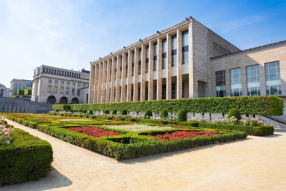 Qué ver en Bruselas: Grand Place, Atomium y la mejor cerveza y chocolate de la ciudad 22 El jardín del Mont des Arts en Bruselas con la Biblioteca Nacional al fondo