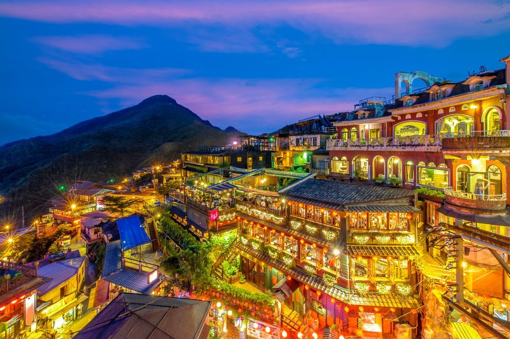 ¿Dónde alojarse en Taiwán? Las 7 mejores zonas y buenos hoteles 11 Jiufen al anochecer con luces en las casas y las casas de té en la ladera sobre el mar