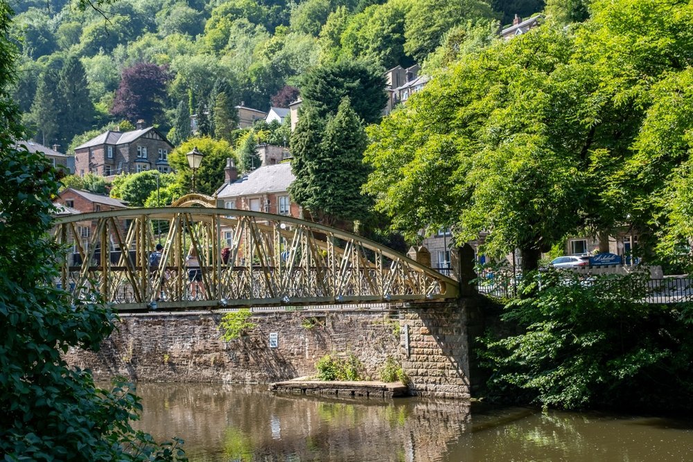 ¿Dónde alojarse en el Peak District? Los 6 mejores pueblos y buenos hoteles 13 Jubilee Bridge sobre el río Derwent en Matlock Bath