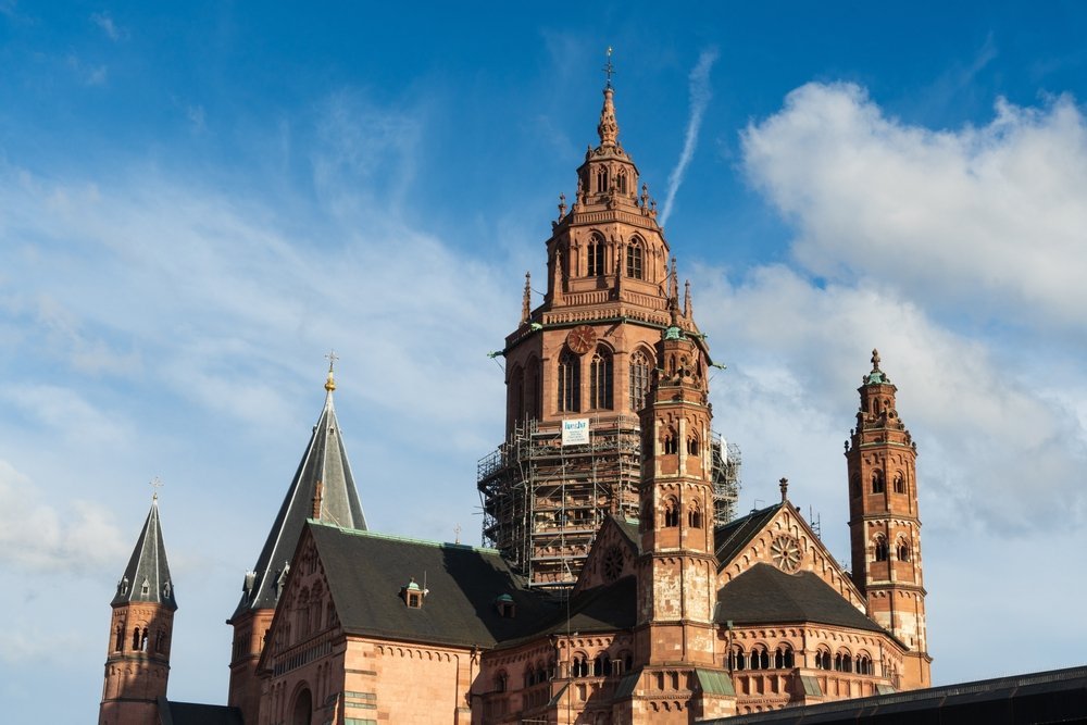 Qué ver en Fráncfort: 18 cosas que vivir entre los rascacielos y las tabernas de sidra 22 La Kaiserdom St. Bartholomäus con su torre gótica en Frankfurt