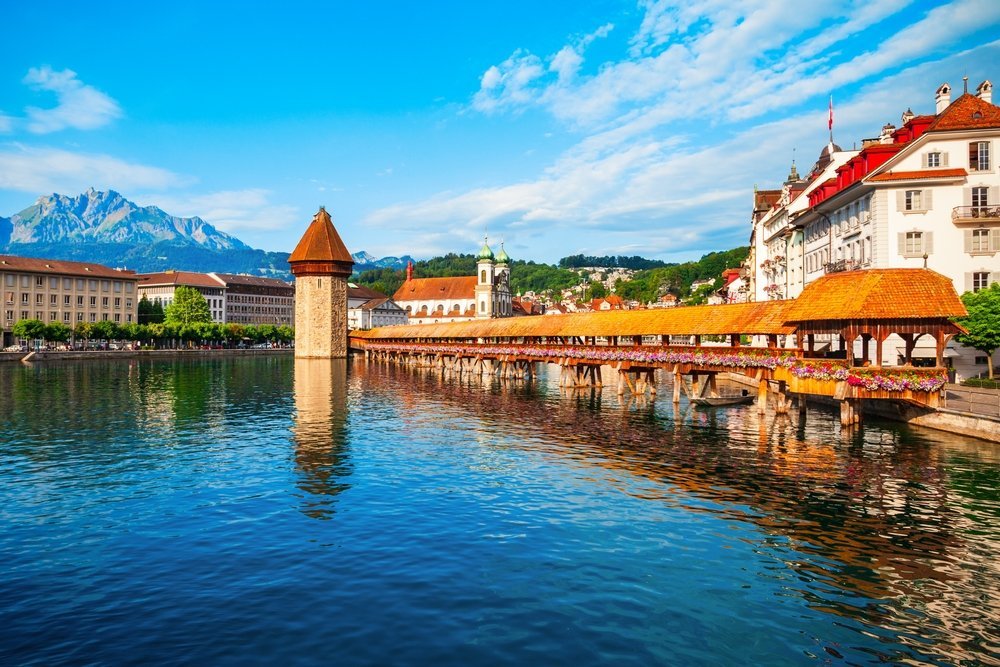 Qué ver en Zúrich: 18 cosas que hacer, del casco antiguo y los vitrales de Chagall al Uetliberg 34 El Kapellbrücke y la Wasserturm sobre el río Reuss en Lucerna