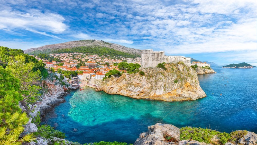 Qué ver en Dubrovnik: 18 cosas que hacer, de la muralla y Lokrum al atardecer desde el Srđ 31 Kayaks en el mar bajo la muralla y el fuerte Bokar en Dubrovnik