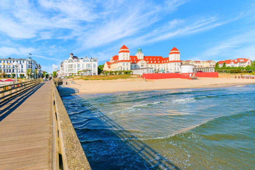 ¿Dónde alojarse en Alemania? Las 11 mejores zonas y buenos hoteles 16 El Kurhaus y la playa de arena de la localidad balnearia de Binz, en Rügen, junto al mar Báltico