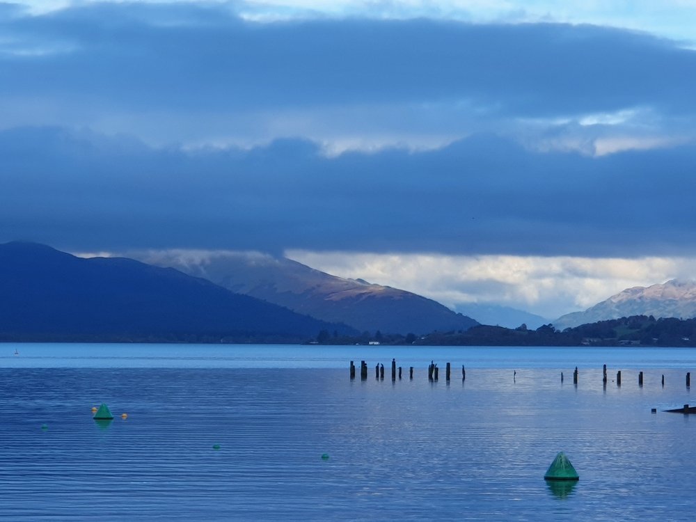 Qué ver en Glasgow - 18 cosas que hacer, y la mayoría no cuestan nada 31 El lago Lomond visto desde Balloch con las montañas al fondo