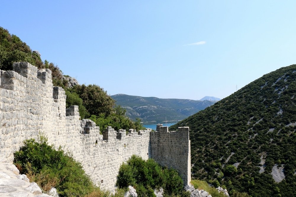Qué ver en Dubrovnik: 18 cosas que hacer, de la muralla y Lokrum al atardecer desde el Srđ 37 La larga muralla de Ston, al norte de Dubrovnik