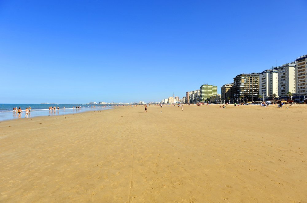 ¿Dónde alojarse en Cádiz? Las 5 mejores zonas y buenos hoteles 11 La larga playa de arena Playa de la Victoria en Cádiz con el paseo marítimo