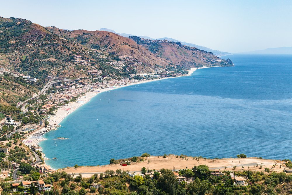 ¿Dónde alojarse en Taormina? Las 6 mejores zonas y buenos hoteles 14 Letojanni y su playa vistos desde Taormina