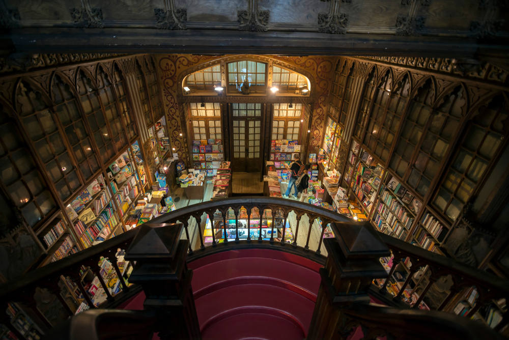 Qué ver en Oporto: las 17 mejores cosas que hacer 23 El interior de la famosa librería Livraria Lello en Oporto
