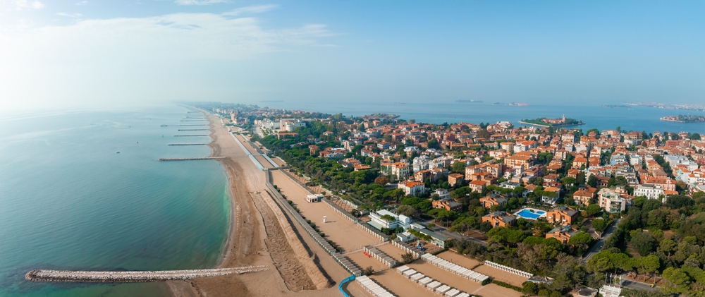 El Lido di Venezia visto desde el aire con su larga playa de arena junto al mar Adriático
