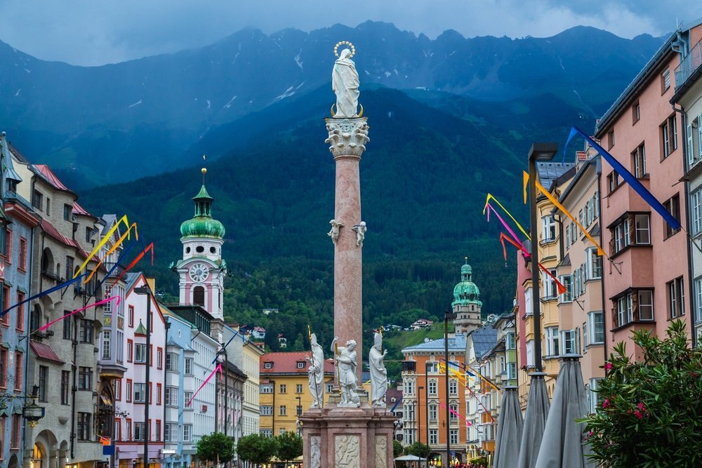 Maria-Theresien-Straße en Innenstadt, Innsbruck, con la cordillera Nordkette al fondo