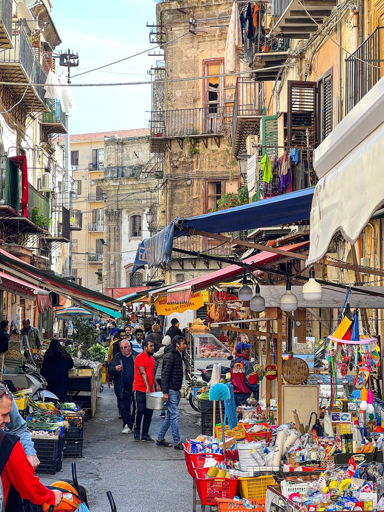 ¿Dónde alojarse en Palermo? Las 6 mejores zonas y buenos hoteles 13 Fruta y verdura en el mercado de Ballarò, en Palermo