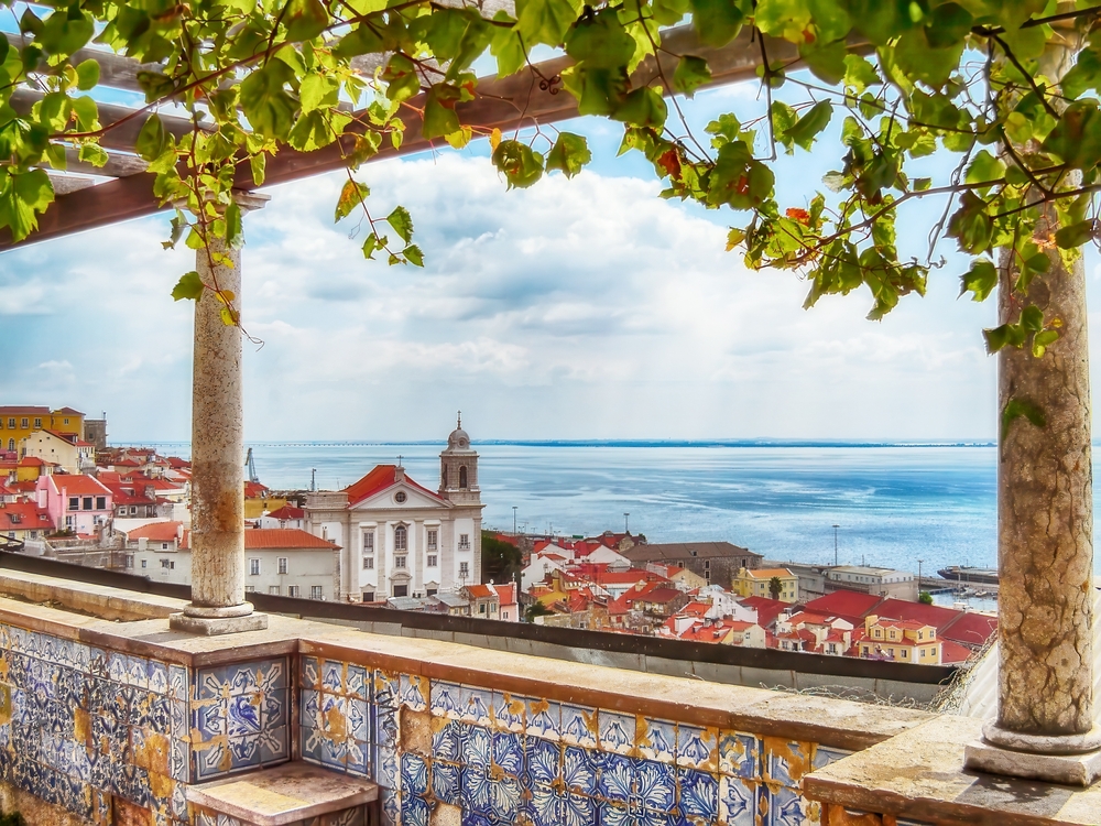 Qué ver en Lisboa: las 20 mejores cosas que hacer 26 Vistas desde el Miradouro de Santa Luzia sobre Alfama y el Tajo en Lisboa
