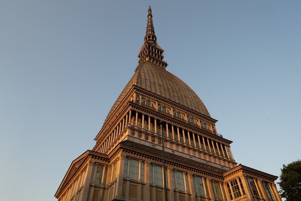 ¿Dónde alojarse en Turín? Las 6 mejores zonas y buenos hoteles 12 La Mole Antonelliana vista desde la calle en Turín