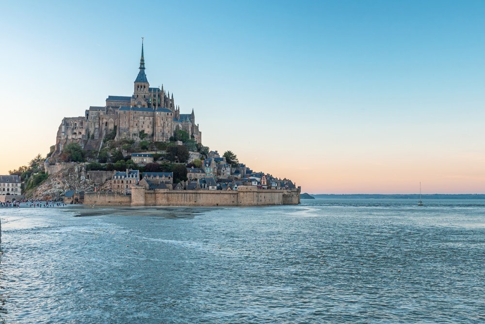¿Dónde alojarse en Normandía? Las 6 mejores ciudades y buenos hoteles 14 Mont-Saint-Michel rodeado de agua con la marea alta al atardecer